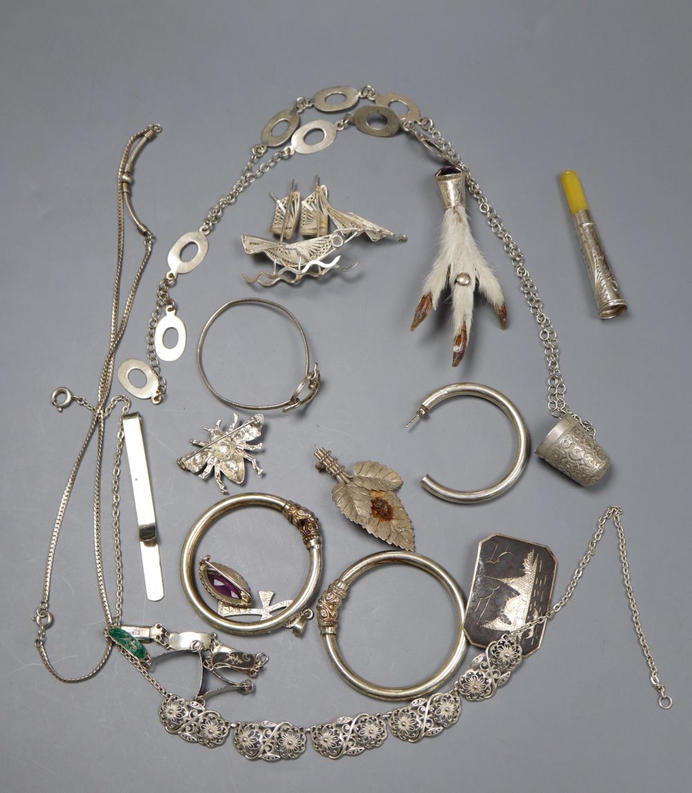 Assorted white metal jewellery, claw brooch etc.